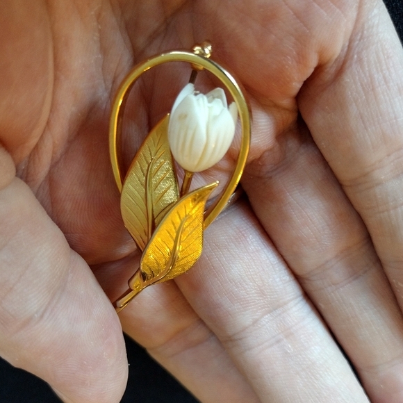 Floral Gold and White Brooch - Picture 4 of 9
